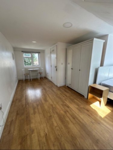 Barking dvivietis kambarys su atskiru dušu ir WC