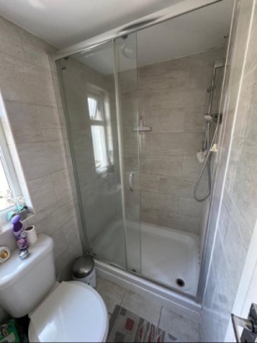 Barking dvivietis kambarys su atskiru dušu ir WC