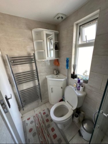 Barking dvivietis kambarys su atskiru dušu ir WC